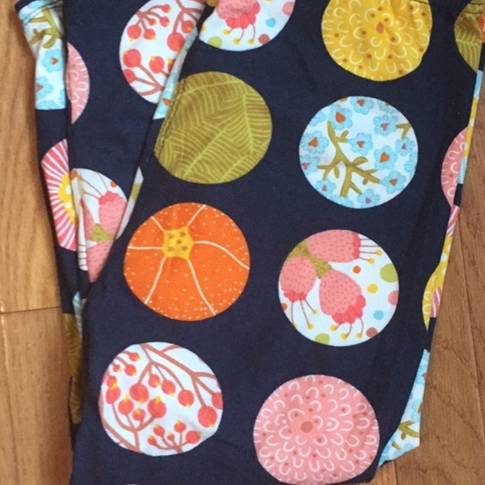 2 for $12 Agnes & Dora S/M leggings, Capri